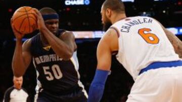 Tyson Chandler defiende a Zach Randolph.