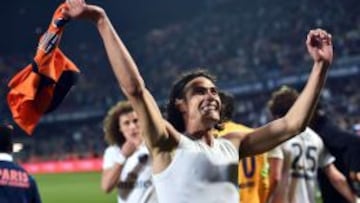 Cavani celebra el t&iacute;tulo.