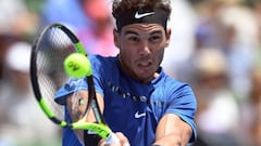 Rafa Nadal devuelve una bola ante Richard Gasquet durante su partido en el Kooyong Classic.