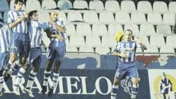 <b>EL PRIMER GOL. </b>Riquelme ejecutó con maestría una falta desde la frontal del área y abrió la victoria del Villarreal en Riazor.