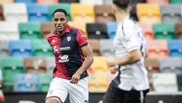 Yerry Mina durante un partido de Cagliari.