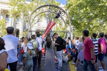 AS celebró la última etapa de La Vuelta 2024 con varias actividades en la ‘fan zone’. El público pudo montarse en un looping o participar en una competición de bicicletas estáticas y  poner a prueba sus conocimientos sobre La Vuelta con un juego de preguntas.