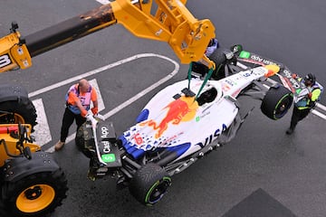 Los comisarios remolcan el coche del piloto francs de RB, Isack Hadjar, despus de un accidente durante la vuelta de formacin.