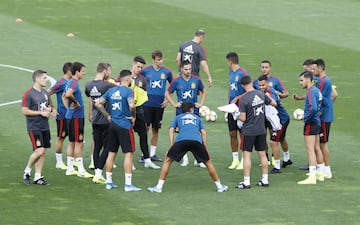 Jesús Casa, segundo entrenador, con el grupo de jugadores.