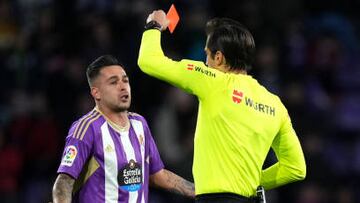 VALLADOLID, SPAIN - DECEMBER 30: referee Jose Luis Munuera Montero shows Sergio Leon of Real Valladolid CF a red card during the LaLiga Santander match between Real Valladolid CF and Real Madrid CF at Estadio Municipal Jose Zorrilla on December 30, 2022 in Valladolid, Spain. (Photo by Angel Martinez/Getty Images)