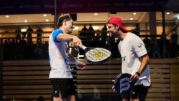 Sanz y Momo se resisten a la despedida.