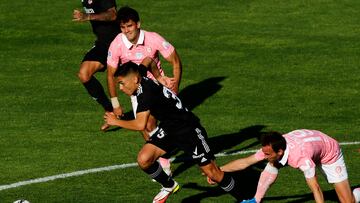 Futbol, Colo Colo vs Universidad Catolica
Fecha 28, campeonato Nacional 2021.
El jugador de Colo Colo, Joan Cruz, disputa el balón con José Pedro Fuenzalida de Universidad Católica durante el partido de Primera División realizado en el estadio Monumental.