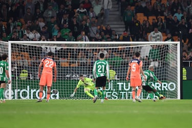 El jugador del Betis, Cucho Hernández, marca de penalti el 3-5 al Barcelona. 
