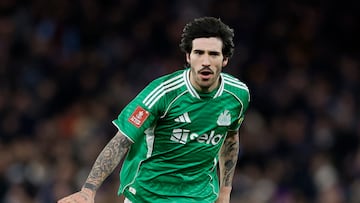 Soccer Football - FA Cup - Fourth Round - Aston Villa v Newcastle United - Villa Park, Birmingham, Britain - February 14, 2026 Newcastle United's Sandro Tonali celebrates scoring their second goal Action Images via Reuters/Peter Cziborra