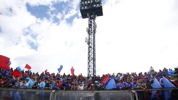 Hinchas de Universidad de Chile alientan antes del partido de primera division contra Universidad Catolica en el estadio San Carlos de Apoquindo