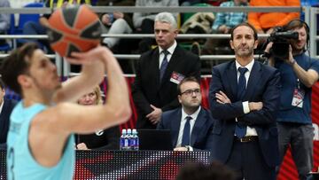 Sito Alonso observa el lanzamiento de tiros libres.