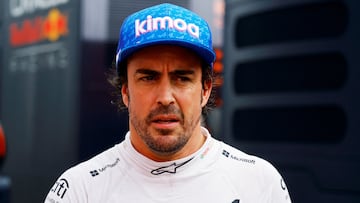 Fernando Alonso en el paddock del Hungaroring tras la clasificación del GP de Hungría de F1 2022.
