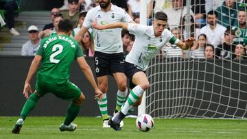 Íñigo, del Racing, contra el Elche.