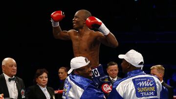 Julius Indongo celebra su victoria ante Ricky Burns por los t&iacute;tulos WBA e IBF del peso superligero.