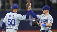 Baseball - MLB - San Diego Padres v Los Angeles Dodgers - Gocheok Sky Dome, Seoul, South Korea - March 20, 2024 Los Angeles Dodgers' Mookie Betts celebrates with Enrique Hernandez after the game REUTERS/Kim Hong-Ji