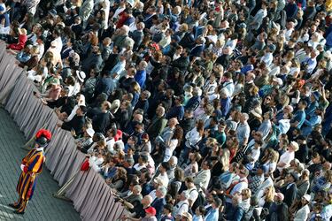 Un guardia suizo se encuentra mientras la gente se reúne en la Plaza de San Pedro el día del traslado del cuerpo del Papa Francisco, que será transportado dentro de la Basílica, en el Vaticano.