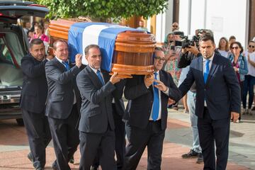 El féretro de Jesús Quintero es trasladado al cementerio de San Juan del Puerto (Huelva) tras la misa funeral. 