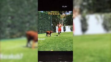 Video: Messi y Neymar jugado con sus perros y Cristiano Ronaldo con… ¿Un toro?