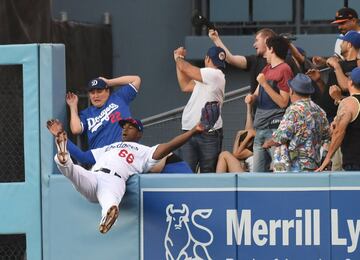 Yasiel Puig de Los Angeles Dodgers no puede coger una pelota golpeada por Conor Gillaspie y no evitó el home run de los San Francisco Giants en el Dodger Stadium.