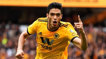 El mexicano se unió este miércoles a esta selecta lista, luego de anotar su gol número 30 con el Wolverhampton.