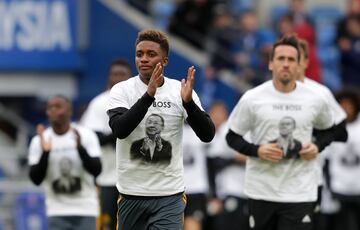 Gray en el homenaje previo a Vichai Srivaddhanaprabhaal partido frente al Cardiff City.