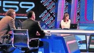 <b>DEBATIENDO. </b>En la imagen, Ana Pastor charla con los periodistas Alfredo Relaño, José Antonio Abellán, Julio César Iglesias, José Luis Toral, John Carlin y Eduardo Inda.