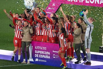 Las jugadoras del Atlético celebran la Supercopa conseguida en 2021.
