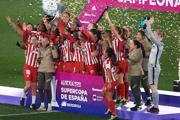 Las jugadoras del Atlético celebran la Supercopa conseguida en 2021.