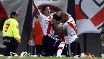 <b>EL PRIMERO. </b>Sánchez y otros jugadores de River abrazan a Ponzio tras marcar el 1-0 para River.