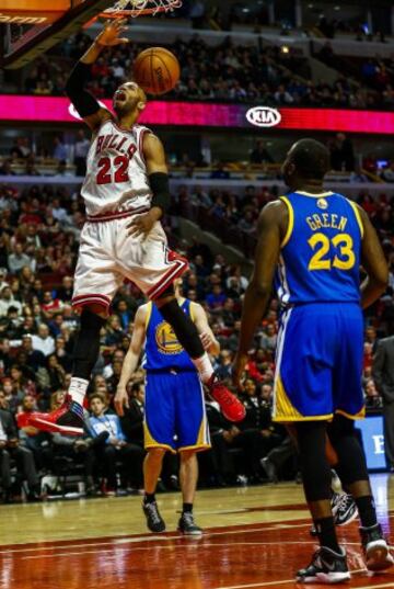 Taj Gibson machaca ante Draymond Green.