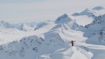 Kai Jones, promesa del esqu&iacute; freeride de tan solo 12 a&ntilde;os, en Alaska rodeado de monta&ntilde;as y nieve.