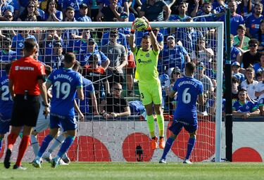 El guardameta español, David Soria, detiene otra ocasión del FC Barcelona. 