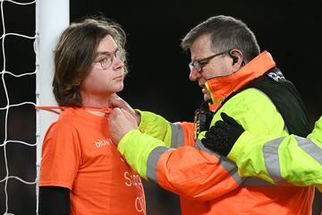 Ocurrió en el minuto 50 del Everton-Newcaslte. Un espectador, con una camiseta en la que se leía 'Just stop oil' se ha atado con una brida al poste. El partido estuvo parado durante siete minutos hasta que la seguridad del estadio del Everton consiguió romper la brida.