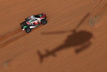 Yazeed Al Rajhi y Timo Gottschalk de Overdrive Racing en acción mientras se ve la sombra de un helicóptero durante la Etapa 3.