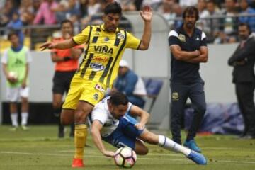 Futbol, Everton vs Universidad Catolica. 
Segunda fecha, campeonato de Clausura 2016/17.
El jugador de Universidad Catolica  Fernando Cordero disputa el balon con Gino Alucema de Everton durante el partido de primera division en el estadio Sausalito de Via del Mar, Chile.
12/02/2017
Felipe Zanca/Photosport
*************

Football, Everton vs Universidad Catolica.   Second date, Closure Championship 2016/17.
Universidad Catolica's player Fernando Cordero battles for the ball against Gino Alucema of Everton during the first division football match held at the Sausalito stadium in Via del Mar, Chile.
12/02/2017.
Felipe Zanca/Photosport