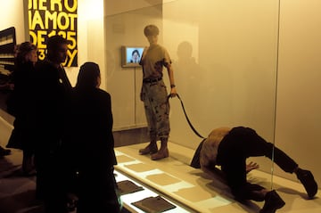 Varios visitantes observan una obra en la edici¨®n de 2005 de la Feria Internacional de Arte Contempor¨¢neo.