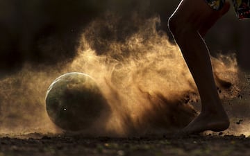 Un ni?o juega al f迆tbol en un campo polvoriento en Barrancas (Colombia). De esta guisa, con los pies descalzos en un escenario tan inh車spito, un ind赤gena que el s芍bado aspira a ser campe車n de Europa con el Liverpool comenz車 tambi谷n a dar sus primeras patadas a un bal車n: Luis D赤az.