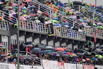 Seguidores presentes en Cheste para disfrutar de la carrera. 