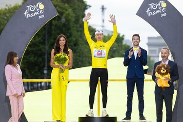 El ciclista esloveno Tadej Pogacar, del UAE Team Emirates - XRG, celebrando en el podio con el maillot amarillo de líder de la general del Tour de Francia 2025.