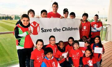 El futbolista portugués es conocido por su gran desempeño dentro de la cancha y por su glamuroso estilo de vida, pero también se ha distinguido por sus labores altruistas. Cristiano Ronaldo ha sido embajador de organizaciones no gubernamentales como Save the children, hasta 2019, y la fundación Make a wish, la cual se dedica a cumplir deseos de niños enfermos. Save the children agradeció así la contribución del luso por haber "usado su voz y su visibilidad global para sensibilizar sobre los problemas a los que se enfrentan los niños más vulnerables de todo el mundo". El atacante de la Juventus también es donador de sangre y plasma. En marzo de 2014, por ejemplo, CR7 ofreció pagar la intervención quirúrgica de un niño de Villaluenga de la Sagra, Toledo, con displasia cortical.