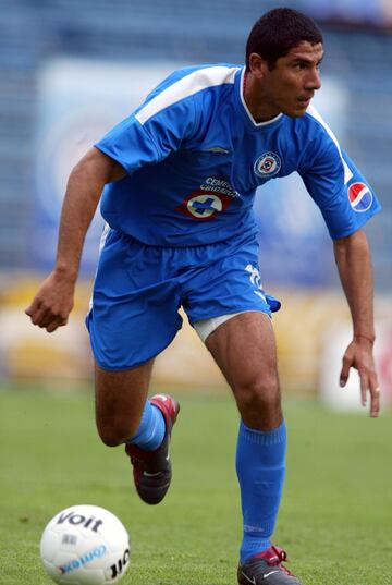 Jugó en Cruz Azul del 2003 al 2004.