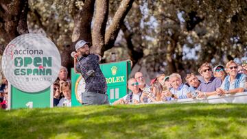 Jon Rahm golpeando desde el tee del 1.