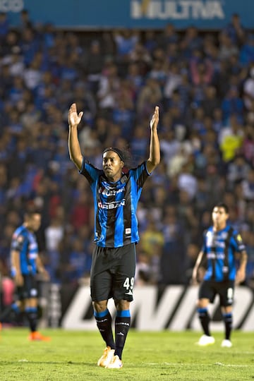 El astro brasileño trajo a tierras aztecas su magia en el año 2014, donde defendió la playera del Querétaro durante un año.