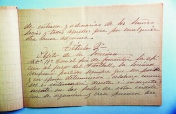 (viene del anterior)
entrada y ordinarias de los señores socios y todos aquellos que por cualquier otra causa adquiera.
TÍTULO 2º. OBJETO DE LA SOCIEDAD.
Artículo 17º. Con el fin de fomentar la afición al juego del Football, la Sociedad verificará partidos siempre que sea posible y en época determinada celebrará concursos e intervendrá directa e indirectamente en las fiestas de esta índole que se organicen y crea pueden au-
(continúa en la siguiente)