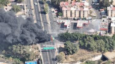 Vista aérea del humo de un vehículo incendiado usado como bloqueo por el crimen organizado tras el operativo en el que habría muerto “El Mencho”.
