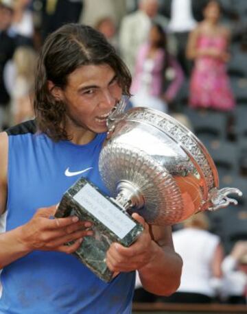 Rafa Nadal posa con el Trofeo de Roland Garros conseguido en 2006 en la final que lo enfrentó al suizo Roger Federer