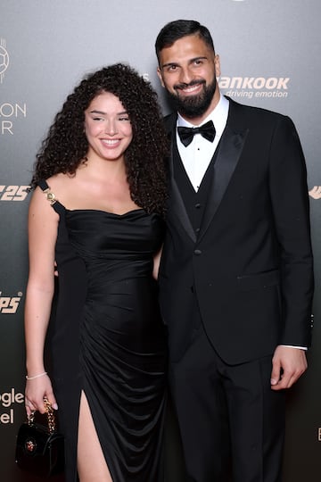 Giorgi Mamardashvili del Valencia CF  y Elene Epitashvili posando a su llegada a la ceremonia de entrega de premios del Balón de Oro 2024.