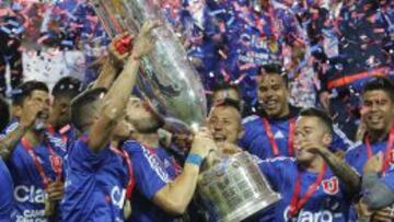 Los jugadores de Universidad de Chile celebran con el trofeo 