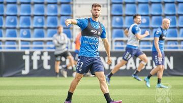Mario González, jugador del CD Tenerife, durante una sesión de entrenamiento.