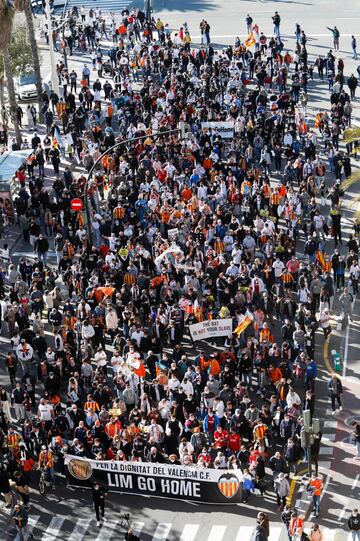 La afición del Valencia se manifiesta: 'Lim go home'